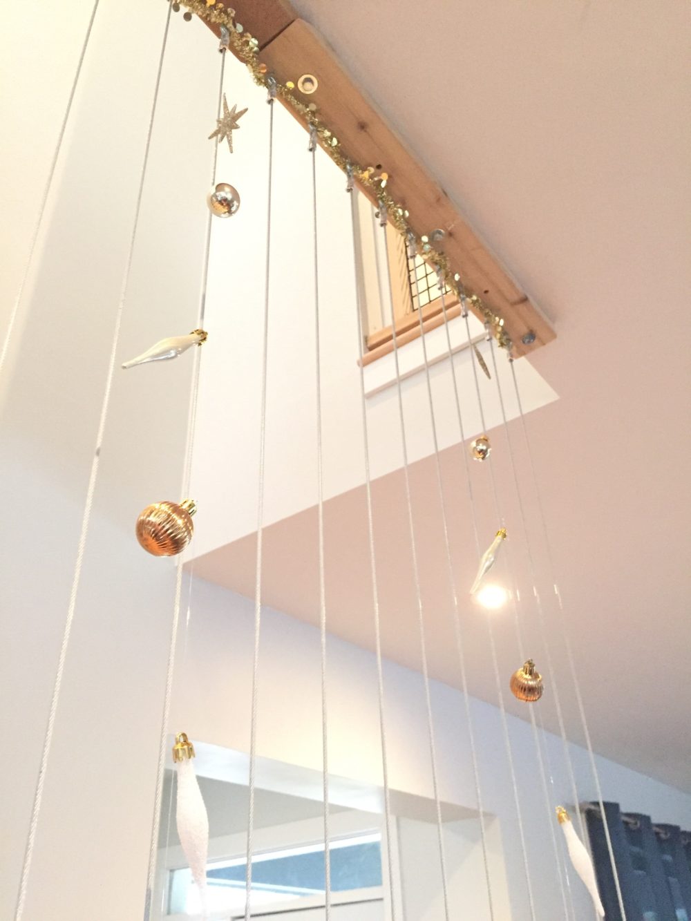 10 minute DIY: Ornament string garland